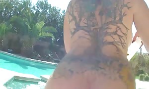 newcummer girlfriend get nailed at the pool