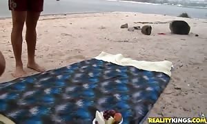 Tanned beauty Leticia supplies Roge Ferro rough blowjob at the beach